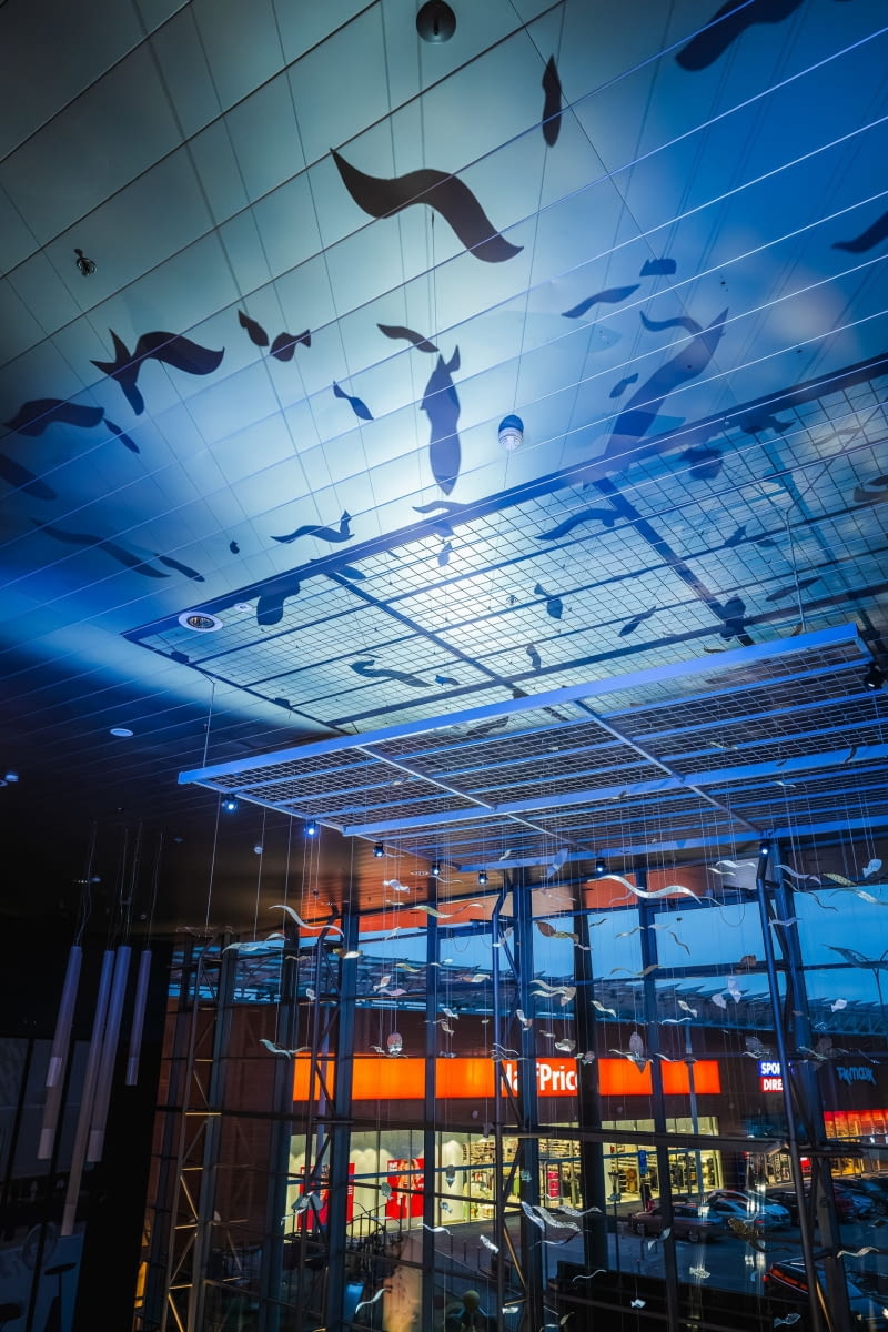 Szklana instalacja Edyty Barańskiej redefiniuje przestrzeń DOMOTEKI