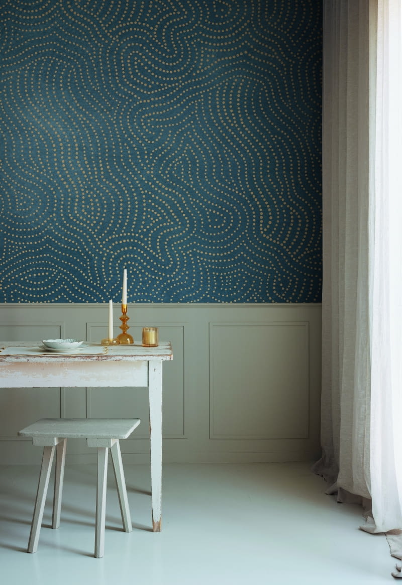 Fototapeta Rebel Walls Wiggly Dots Blue przedstawia falujące beżowe kropki na niebieskim tle. Świetnie podkreśli wnętrza utrzymane w klimacie naturalnym, minimalistycznym, skandynawskim czy artystycznym. Do kupienia w tapety-sklep.com