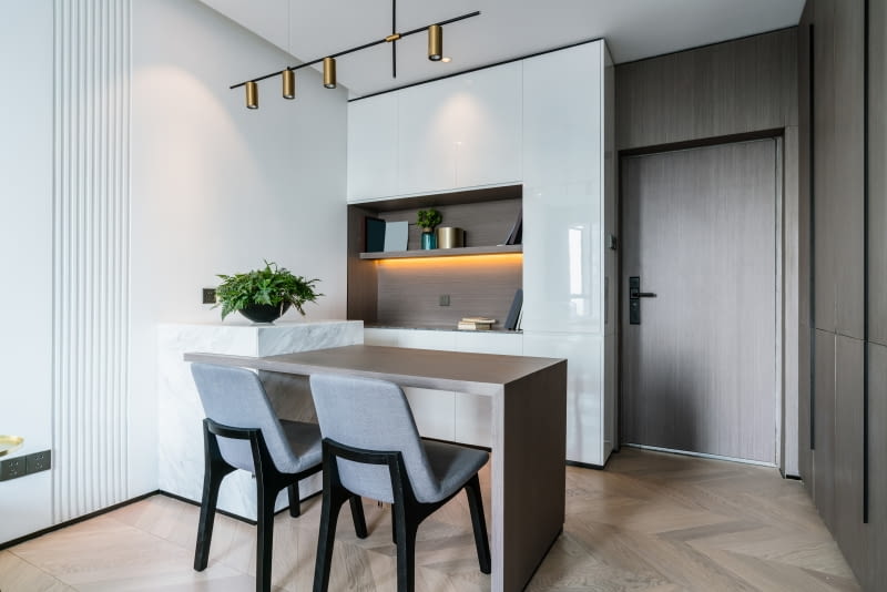 Przestronne mieszkanie z wanną w sypialni