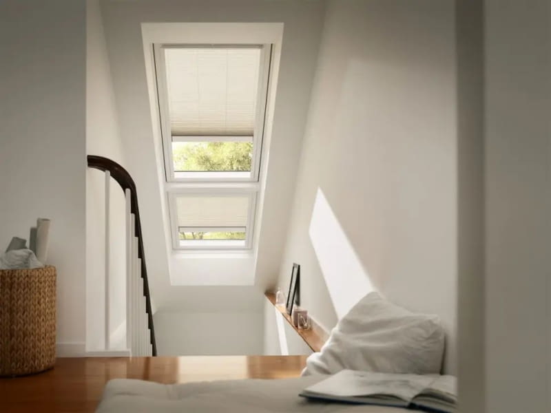 Element doświetlający pozwala zwiększyć ilość przeszkleń i doprowadzić jeszcze więcej światła tam, gdzie najczęściej go brakuje np. w ciągu komunikacyjnym Element doświetlający pozwala zwiększyć ilość przeszkleń i doprowadzić jeszcze więcej światła tam, gdzie najczęściej go brakuje np. w ciągu komunikacyjnym