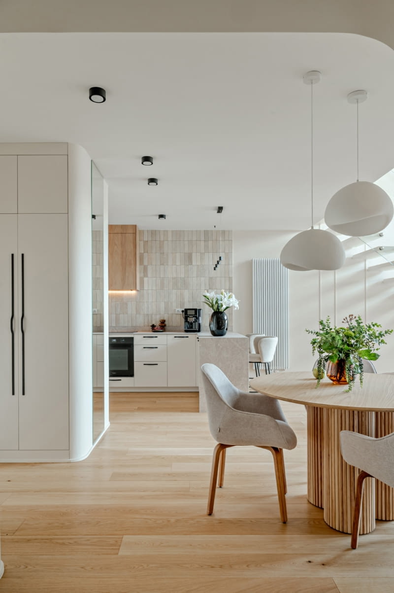 Przestrzeń w dialogu z otoczeniem – apartament nad Jeziorem Zegrzyńskim