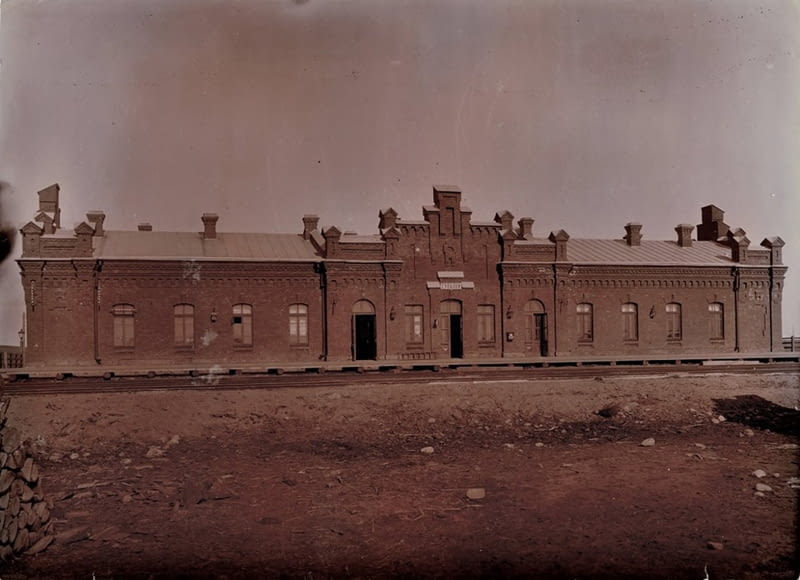 Dworzec kolejowy w suwałkach w 1898 roku - tuż po zakończeniu budowy Dworzec kolejowy w suwałkach w 1898 roku - tuż po zakończeniu budowy