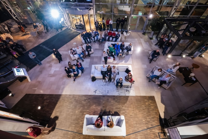 Szklana instalacja Edyty Barańskiej redefiniuje przestrzeń DOMOTEKI