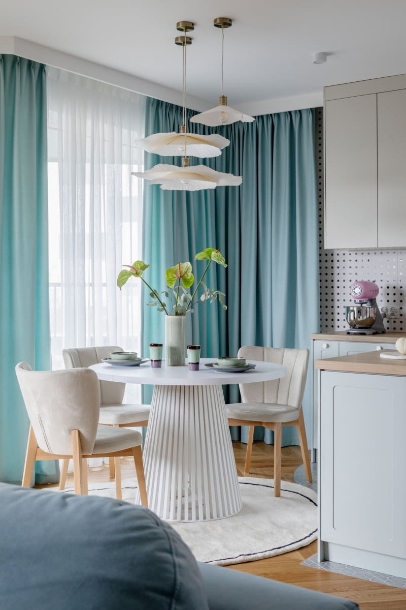 Wielokątną przestrzeń strefy dziennej łagodzą obłe kształty mebli i wyposażenia jadalni: stół z dekorimeble.pl, krzesła VOX, lampy -kwiaty Zara Home. Na stole ceramika z HKliving. Tekstylia okienne w całym mieszkaniu przygotowała pracownia Dekokreacja z Legionowa. Wielokątną przestrzeń strefy dziennej łagodzą obłe kształty mebli i wyposażenia jadalni: stół z dekorimeble.pl, krzesła VOX, lampy -kwiaty Zara Home. Na stole ceramika z HKliving. Tekstylia okienne w całym mieszkaniu przygotowała pracownia Dekokreacja z Legionowa.