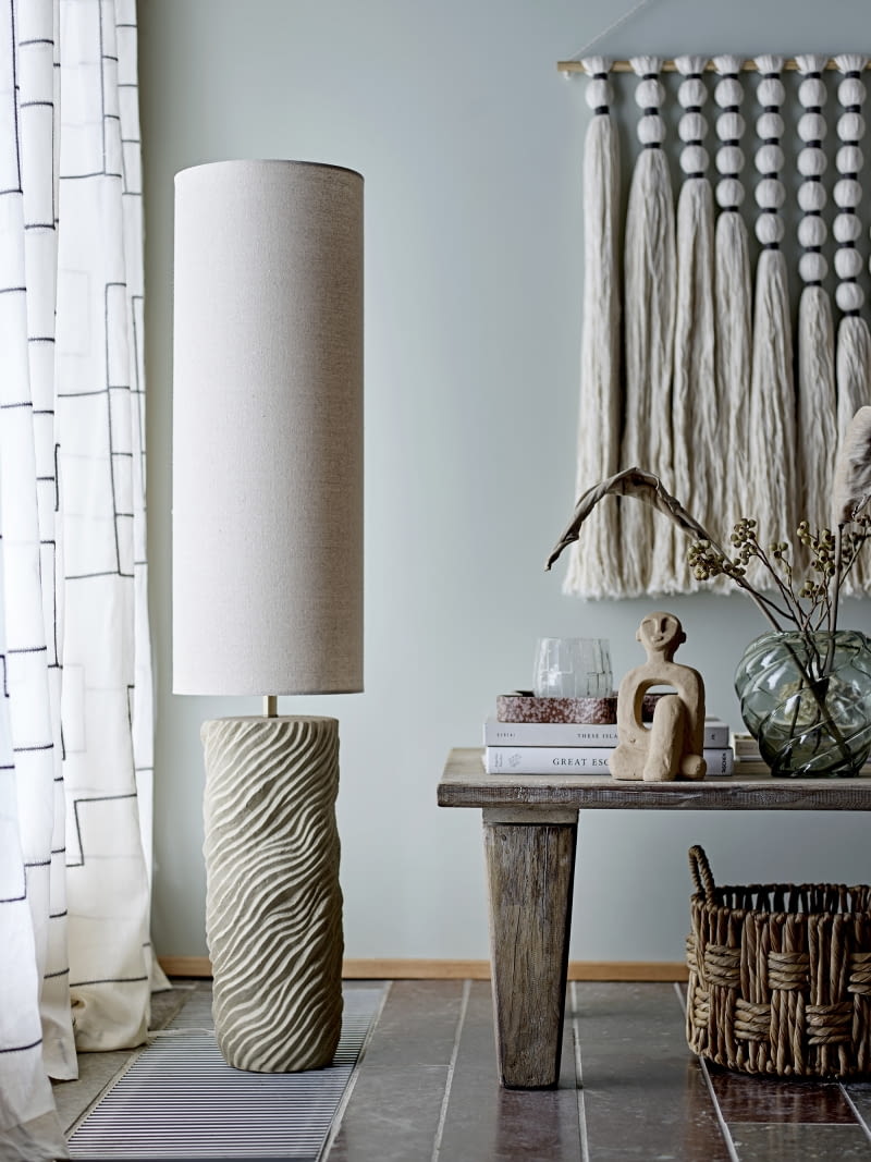 Duży klosz lampy Payah nie tylko sprawia, że model ten wygląda wyjątkowo pośród innych podłogowych lamp, ale też daje dużo rozproszonego światła.