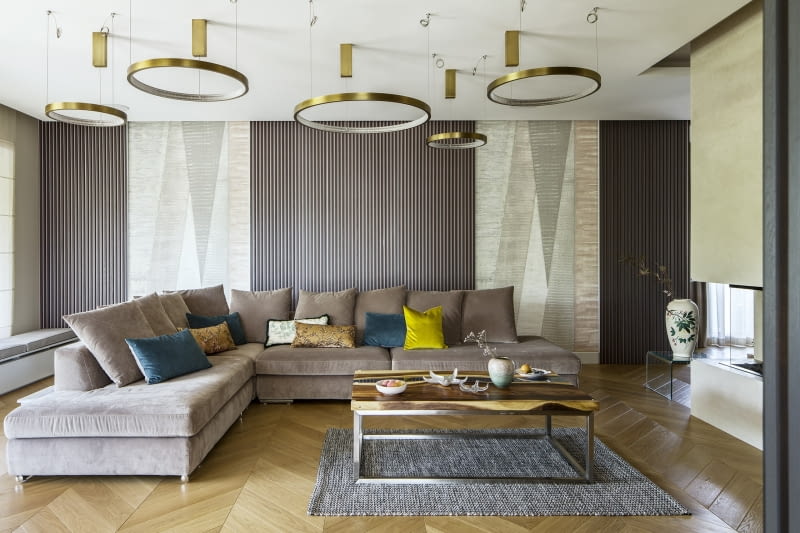 Oliwki, brązy, beże, szarości, przygaszone błękity – to kolory, które doskonale sprawdzają się w dużych dawkach i nie męczą wzroku. Intensywne kolory lepiej stosować punktowo.