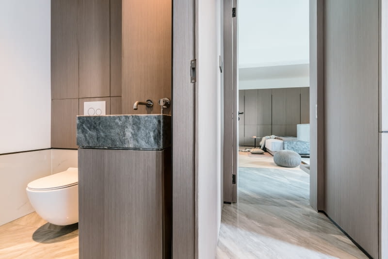 Przestronne mieszkanie z wanną w sypialni