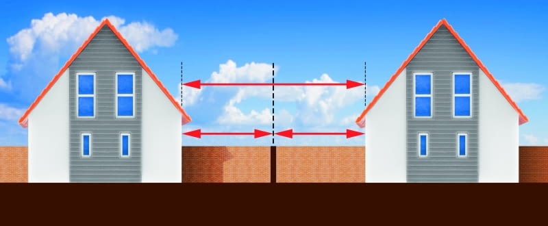 Budowa domu na wąskiej działce wiąże się z pewnymi ograniczeniami związanymi głównie z kryteriami odległościowymi. Niemniej jednak wąska działka nie stanowi przeszkód, aby stworzyć wymarzony i wygodny kąt