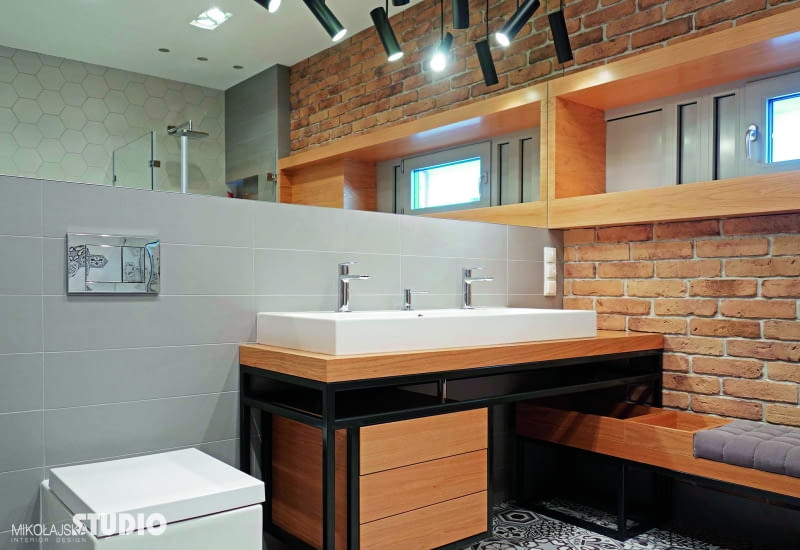 Ceglaną ścianę w domu należy oświetlić przede wszystkim tak, by nie utracić jej ascetycznego i surowego wyglądu Ceglaną ścianę w domu należy oświetlić przede wszystkim tak, by nie utracić jej ascetycznego i surowego wyglądu