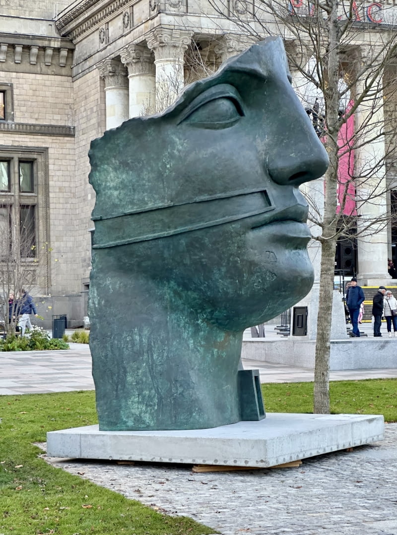 "Tindaro" Igora Mitoraja na Placu Centalnym w Warszawie "Tindaro" Igora Mitoraja na Placu Centalnym w Warszawie