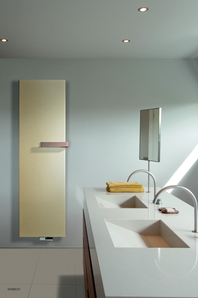 Grzejnik wyróżniający się przejrzystą formą o prostych liniach harmonijnie wpasowuje się w każde otoczenie. W połączeniu z praktycznym wieszakiem na ręczniki jest idealnym rozwiązaniem zapewniającym przyjemne ciepło i komfort