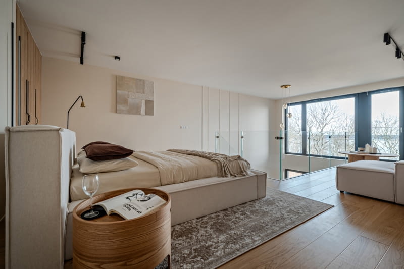 Przestrzeń w dialogu z otoczeniem – apartament nad Jeziorem Zegrzyńskim
