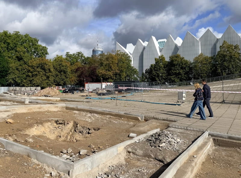 Centrum Dialogu Przełomy. Prace nad punktowym zazielenianiem placu. Centrum Dialogu Przełomy. Prace nad punktowym zazielenianiem placu.