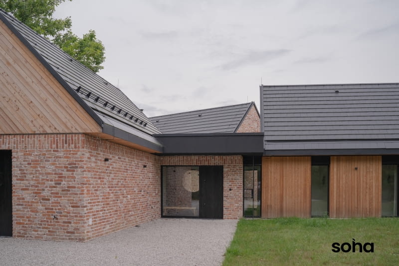 Zgodnie z projektem pani Karoliny rodzinna siedziba przybrała formę trzech domów-stodół, połączonych ze sobą płaską bryłą Zgodnie z projektem pani Karoliny rodzinna siedziba przybrała formę trzech domów-stodół, połączonych ze sobą płaską bryłą