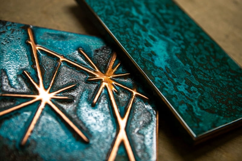 Każdy dekor i każda płyta powstają ręcznie, od przygotowania szkiców, przez obróbkę materiału, aż po finalne detale. Każdy dekor i każda płyta powstają ręcznie, od przygotowania szkiców, przez obróbkę materiału, aż po finalne detale.