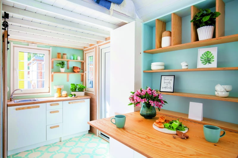 Przy wejściu do domku zaplanowana została kuchnia – wprawdzie nieduża, za to bardzo funkcjonalna