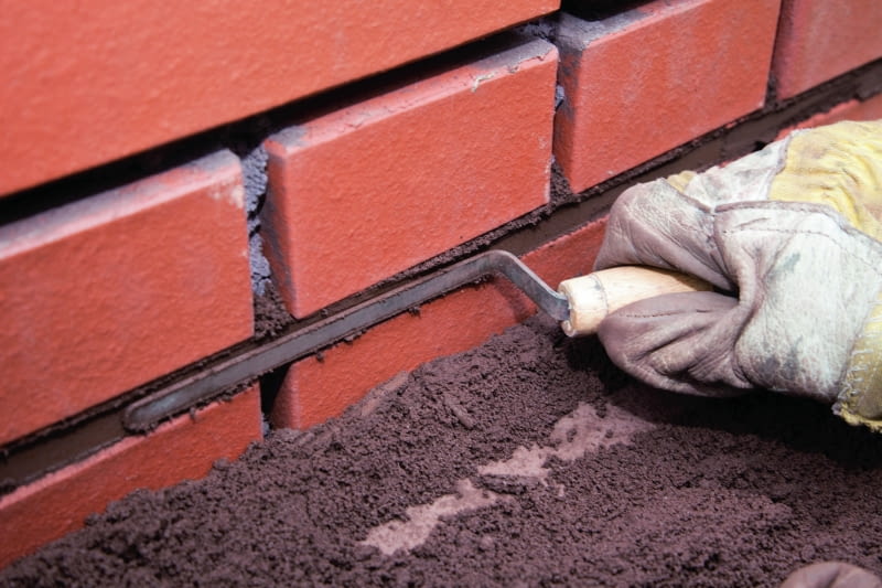 Najlepiej, by ekipa budująca miała doświadczenie w murowaniu ścian trójwarstwowych, dzięki czemu unikniemy kosztownych pomyłek Najlepiej, by ekipa budująca miała doświadczenie w murowaniu ścian trójwarstwowych, dzięki czemu unikniemy kosztownych pomyłek