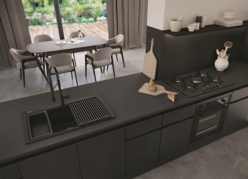 Półwysep stanowi nie tylko granicę pomieszczeń, ale też jest przedłużeniem blatu roboczego z wygodną strefą zmywania.