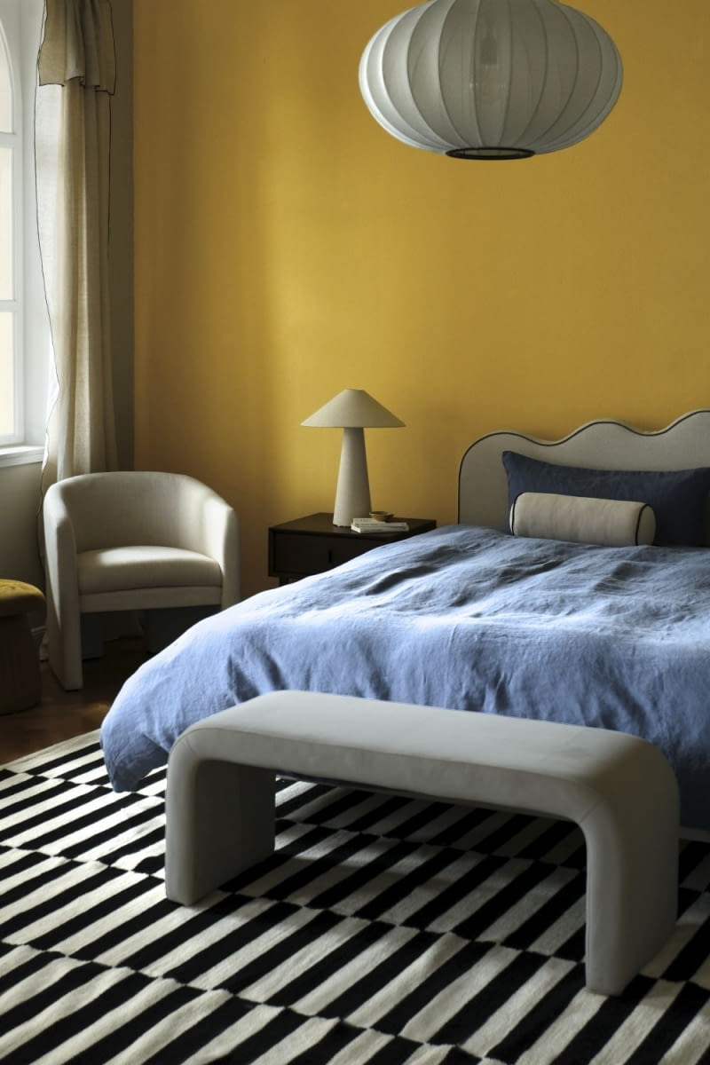 Mieszkanie z żółtą ścianą