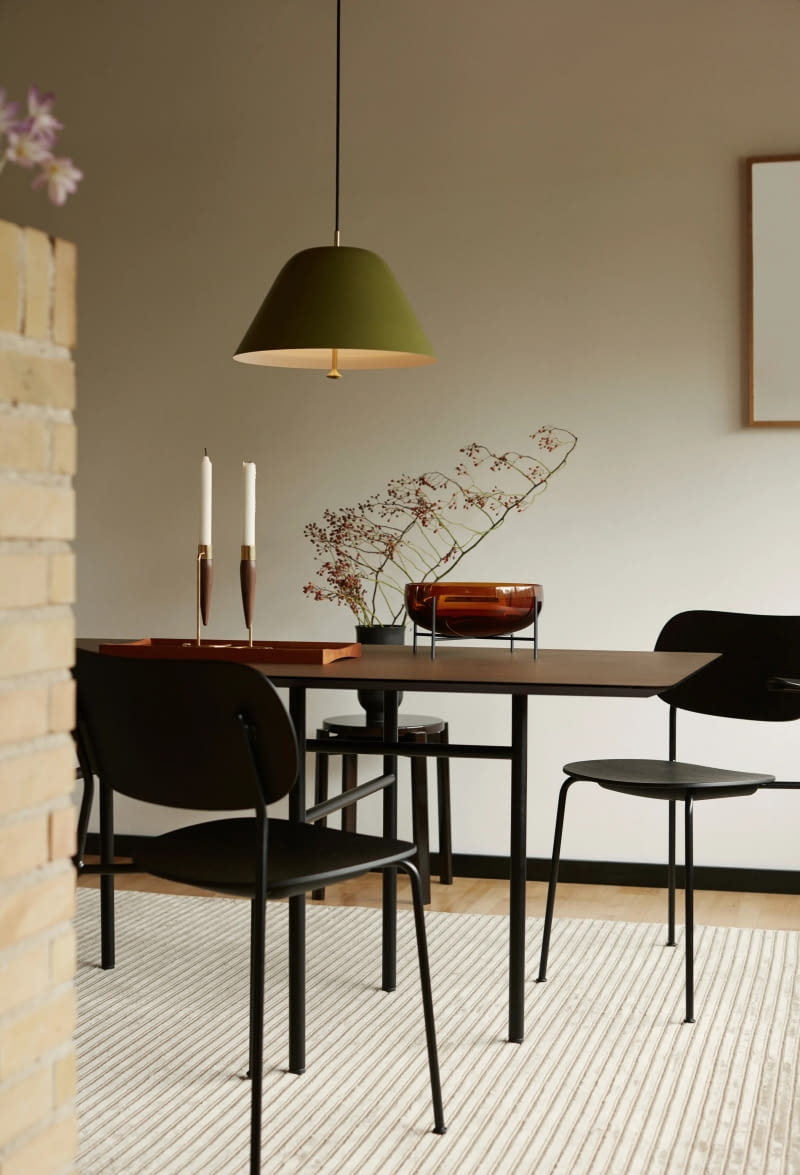 Prostokątny stół Snaregade (Audo Copenhagen), MDF, fornir dębowy, stal malowana proszkowo, 200 x 90 cm, 6783 zł, nordicnest.pl Prostokątny stół Snaregade (Audo Copenhagen), MDF, fornir dębowy, stal malowana proszkowo, 200 x 90 cm, 6783 zł, nordicnest.pl