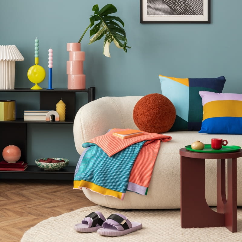 Urocze małe mieszkanie pełne kolorów