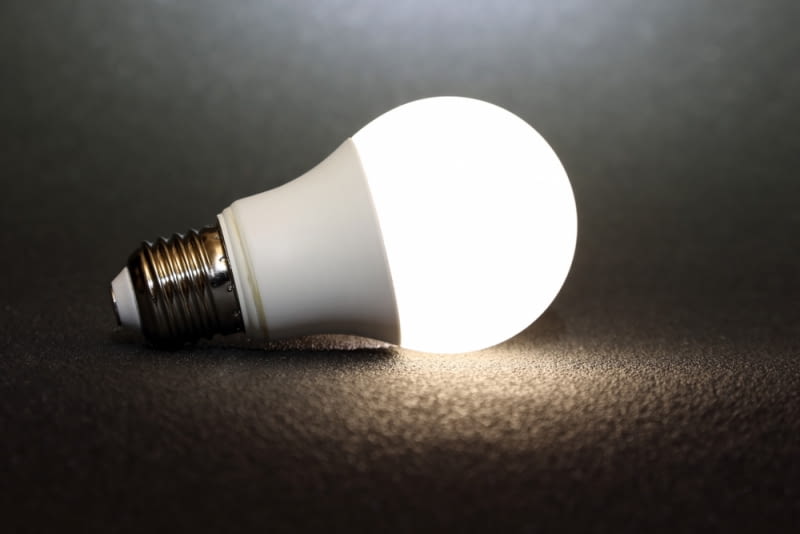 Wybierając lampę warto zadbać również o odpowiednie żarówki. Na rynku dostępne są żarówki tradycyjne, halogenowe i ledowe. Wybierając lampę warto zadbać również o odpowiednie żarówki. Na rynku dostępne są żarówki tradycyjne, halogenowe i ledowe.
