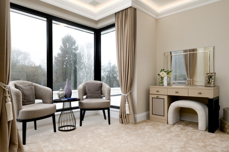 Santosh House: współczesna interpretacja brytyjskiej elegancji Santosh House: współczesna interpretacja brytyjskiej elegancji