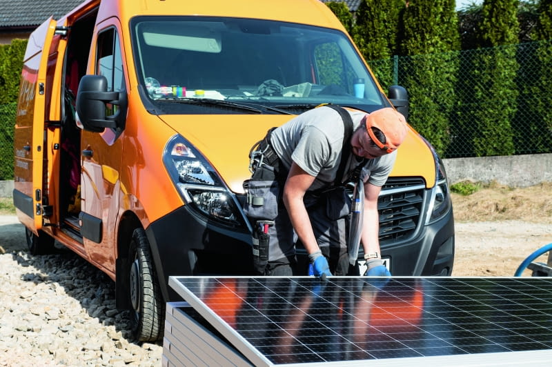 Na rynku dostępne są różne rodzaje paneli fotowoltaicznych. Różnice te wpływają na wydajność energetyczną, żywotność, a także na możliwość wykorzystania nowoczesnych technologii