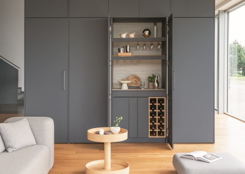 Systemy HAWA od PEKA to nie tylko porządek, ale i wizualna lekkość oraz wielofunkcyjność przestrzeni. To elastyczność i komfort, które pozwalają zachować stylowy charakter salonu, jednocześnie oferując pełną funkcjonalność dobrze zorganizowanej kuchni.