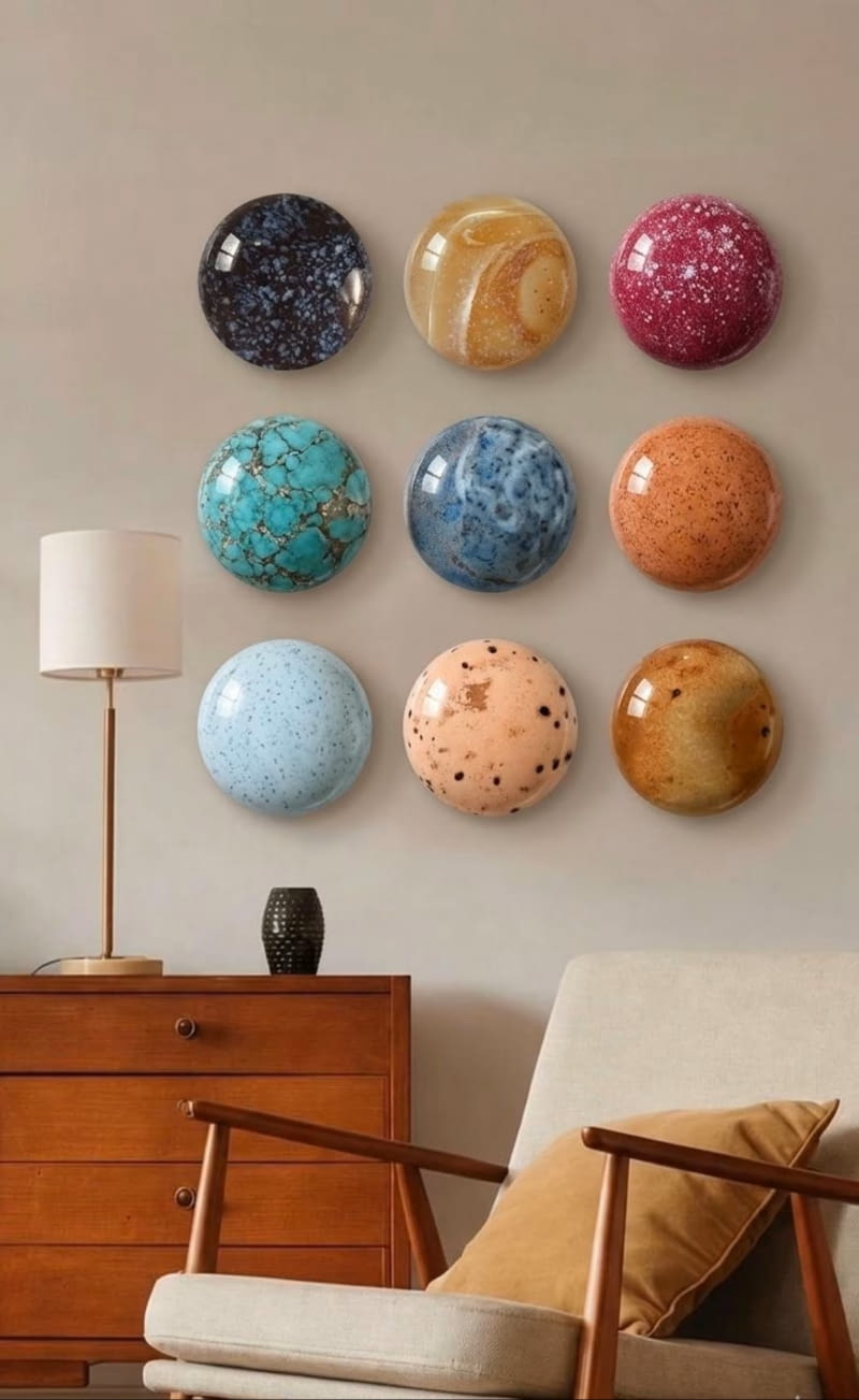 Ręcznie robione ceramiczne kule ścienne, organiczna sztuka nowoczesna, neutralny wystrój, rzeźbiarskie zawieszki