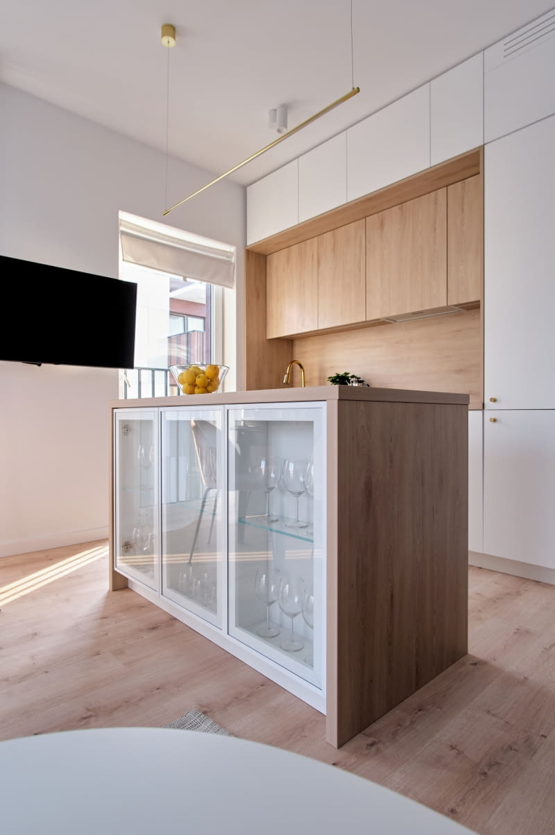 PRYWATNA WYSPA... kuchenna. O takiej marzyła Dominika, która uwielbia gotować dla siebie i gości. Jak widać marzenia się spełniają – Agnieszka przewidziała i wyspę, i zaprojektowała oczywiście niewielką kuchnię. Wszystko razem tworzy klasyczny, elegancki aneks, otwarty na salon.