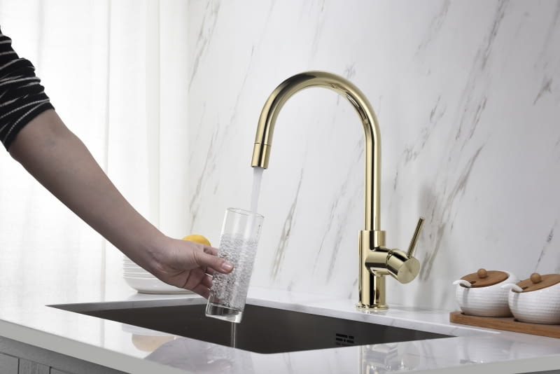 Bateria z mosiądzu sprawadzi się w luksusowych wnętrzach, wyciągana wylewka zapewnia wygodne użytkowanie, zintegrowany magnes umożliwia szybkie  chowanie końcówki wylewki, Plaza, Blue Water