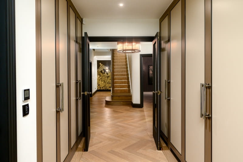 Santosh House: współczesna interpretacja brytyjskiej elegancji Santosh House: współczesna interpretacja brytyjskiej elegancji