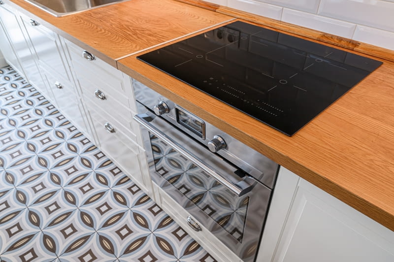 Wzorzyste płytki w kuchni