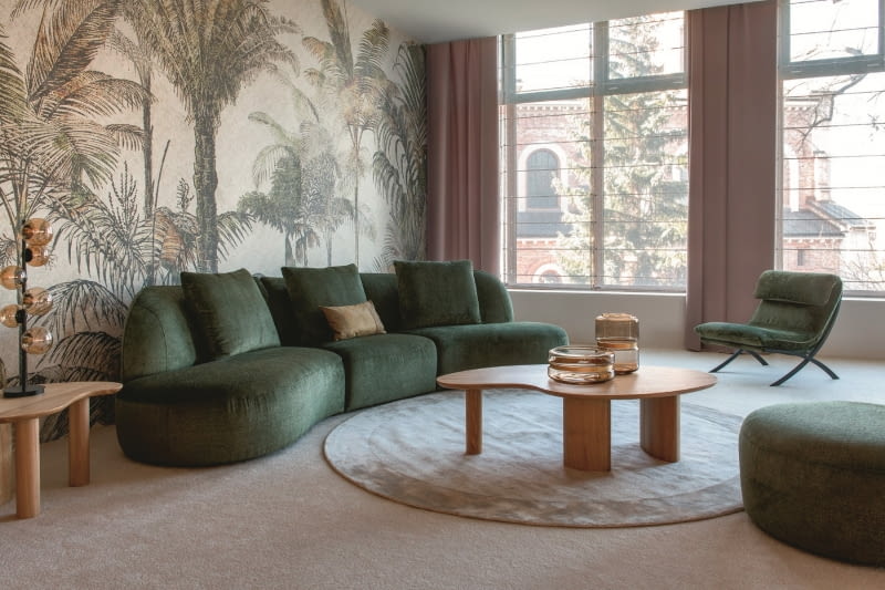 Obły kształt sofy Sirena to odpowiedź na obecne trendy – coraz bardziej lubimy zaokrąglenia.