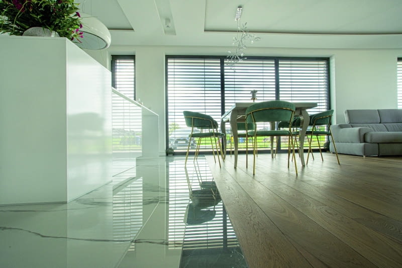 Przesłony znajdujące się na zewnątrz okna, w przeciwieństwie do wewnętrznych, zatrzymują ciepło promieni słonecznych, zanim dotrze ono do powierzchni szkła Przesłony znajdujące się na zewnątrz okna, w przeciwieństwie do wewnętrznych, zatrzymują ciepło promieni słonecznych, zanim dotrze ono do powierzchni szkła