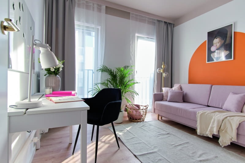 DOMOWE BIURO. Gabinet w domu to wyjątkowo przydatne miejsce i to nie tylko wtedy, gdy pracujemy z domu. W tym wymarzonym przez Dominikę stanęły regały na książki, kanapa oraz biurko. Ścianę za kanapą ozdobił odważny dekoracyjny łuk. Jako ciekawostkę dodamy, że do jego wyznaczenia Agnieszka użyła dużego cyrkla wypożyczonego przez Dominikę ze szkoły. Dyrekcja została o tym fakcie poinformowana.