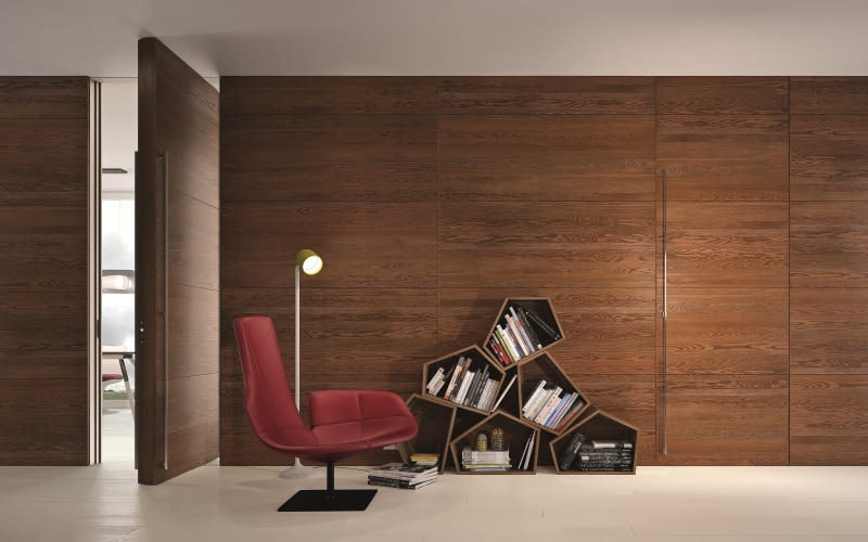 Drzwi typu pivot pięknie prezentują się jako wysokie do sufitu, zwłaszcza te modele, których grubość pozwala na zlicowanie drzwi ze ścianą z obu stron. Marka Garofoli/ekodar.pl Drzwi typu pivot pięknie prezentują się jako wysokie do sufitu, zwłaszcza te modele, których grubość pozwala na zlicowanie drzwi ze ścianą z obu stron. Marka Garofoli/ekodar.pl