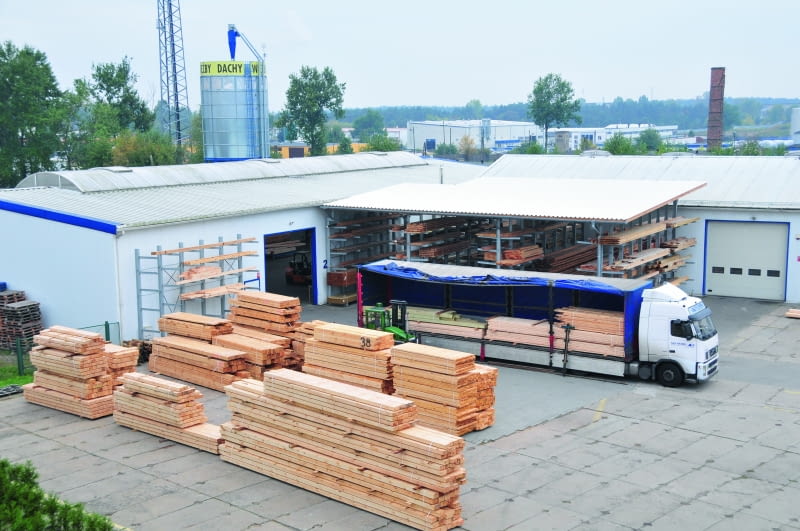 Ponieważ elementy są produkowane i częściowo monto wane w fabryce, budowa domu na miejscu jest znacznie  skrócona – nawet do tytułowego jednego miesiąca Ponieważ elementy są produkowane i częściowo monto wane w fabryce, budowa domu na miejscu jest znacznie  skrócona – nawet do tytułowego jednego miesiąca