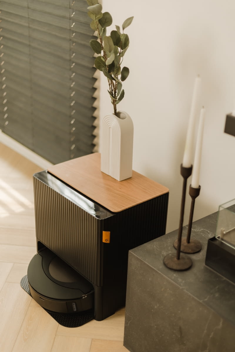 Oprócz „inteligentnych”, praktycznych funkcjonalności, równie ważny jest design robota sprzątającego i jego stacji dokującej. Dlatego decydując się na jego zakup, warto postawić na urządzenie wykonane z wysokiej jakości materiałów, łączące elegancję i minimalizm z nowoczesną stylistyką. Oprócz „inteligentnych”, praktycznych funkcjonalności, równie ważny jest design robota sprzątającego i jego stacji dokującej. Dlatego decydując się na jego zakup, warto postawić na urządzenie wykonane z wysokiej jakości materiałów, łączące elegancję i minimalizm z nowoczesną stylistyką.