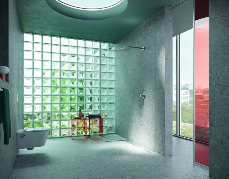 Szkło we wnętrzu niejedno ma imię – tu funkcję ścianki pełnią luksfery, które ciekawie wyznaczają strefę prysznica.