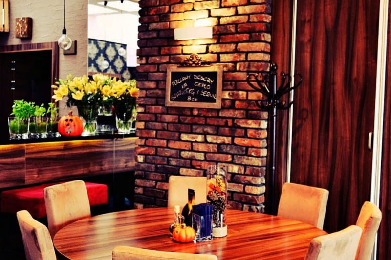 Efekt ceglanej ściany da się uzyskać bez dużego remontu, jeśli wybierze się rozwiązanie dopasowane do metrażu i funkcji pomieszczenia.