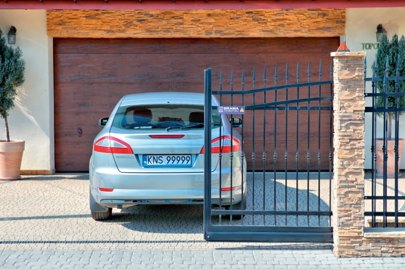 W pierwszej dekadzie XXI wieku popularne stawały się domy parterowe z poddaszem użytkowym, coraz częściej z garażem wkomponowanym w bryłę budynku. W pierwszej dekadzie XXI wieku popularne stawały się domy parterowe z poddaszem użytkowym, coraz częściej z garażem wkomponowanym w bryłę budynku.