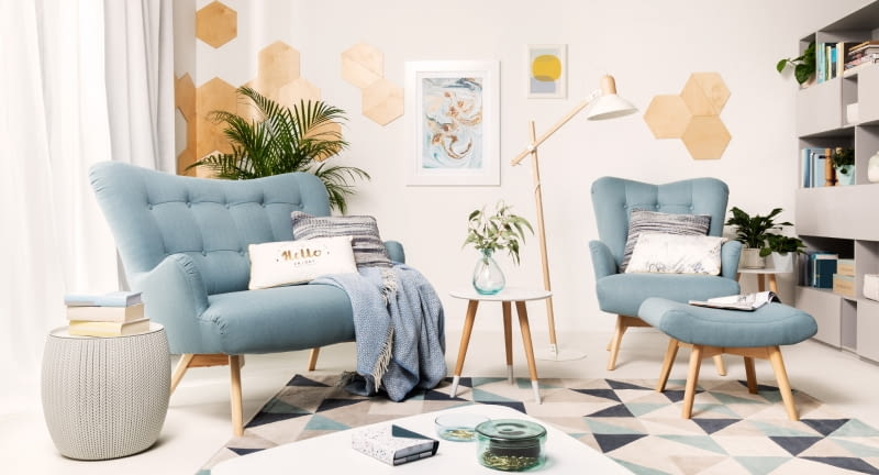 Użyj w aranżacji drewnianych elementów, koniecznie w jasnym wybarwieniu Salon w stylu hygge