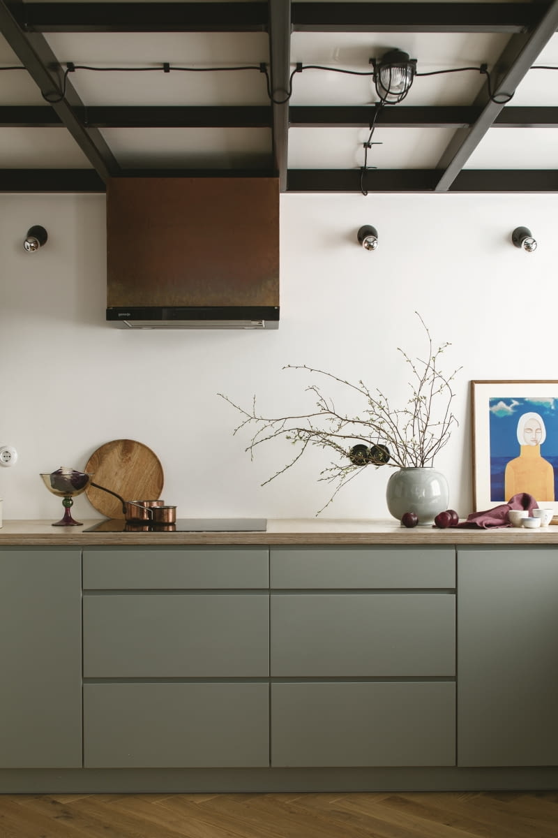 Blat roboczy usytuowany pod „dachem” rodzinnej antresoli, doświetlają czarne, porcelanowe kinkiety Zangra inspirowane wzornictwem lat 30. XX wieku. Włożono do nich żarówki pokryte srebrem, które pięknie odbijają światło. Blat roboczy usytuowany pod „dachem” rodzinnej antresoli, doświetlają czarne, porcelanowe kinkiety Zangra inspirowane wzornictwem lat 30. XX wieku. Włożono do nich żarówki pokryte srebrem, które pięknie odbijają światło.
