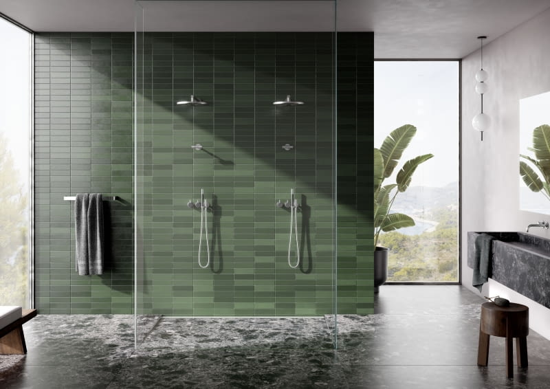 Prysznic jest praktycznym rozwiązaniem dla osób prowadzących aktywny tryb życia. Kabina walk-in wyposażona w dwie deszczownice zapewni szybką kąpiel.