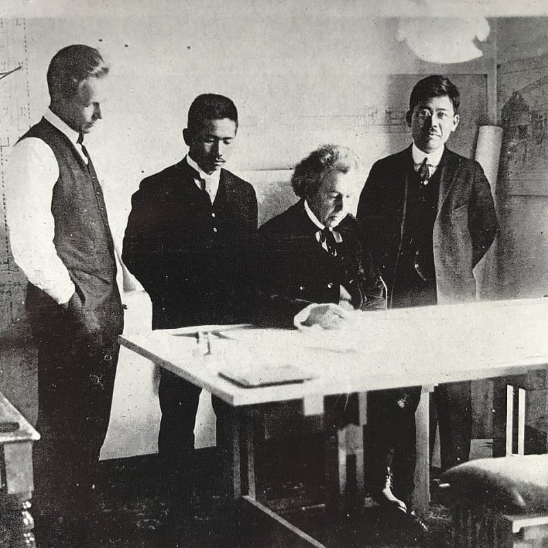 Od lewej: John Lloyd Wright, Arata Endo, Frank Lloyd Wright i Aisaku Hayashi podczas projektowania hotelu Imperial w Tokio