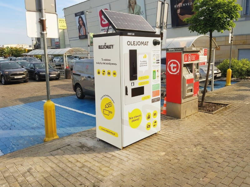 Warszawa z pierwszym Olejomatem - automat do zbiórki zużytego oleju stanął przed CH Wola Park