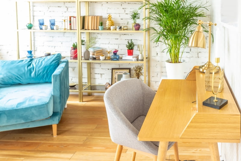 Mieszkanie z żółto-niebieskimi dodatkami