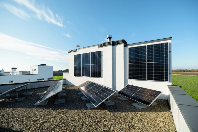 W przypadku montażu fotowoltaiki wartością graniczną jest kąt 15°. Jeżeli nachylenie dachu jest mniejsze, zaleca się montaż specjalnej konstrukcji wsporczej